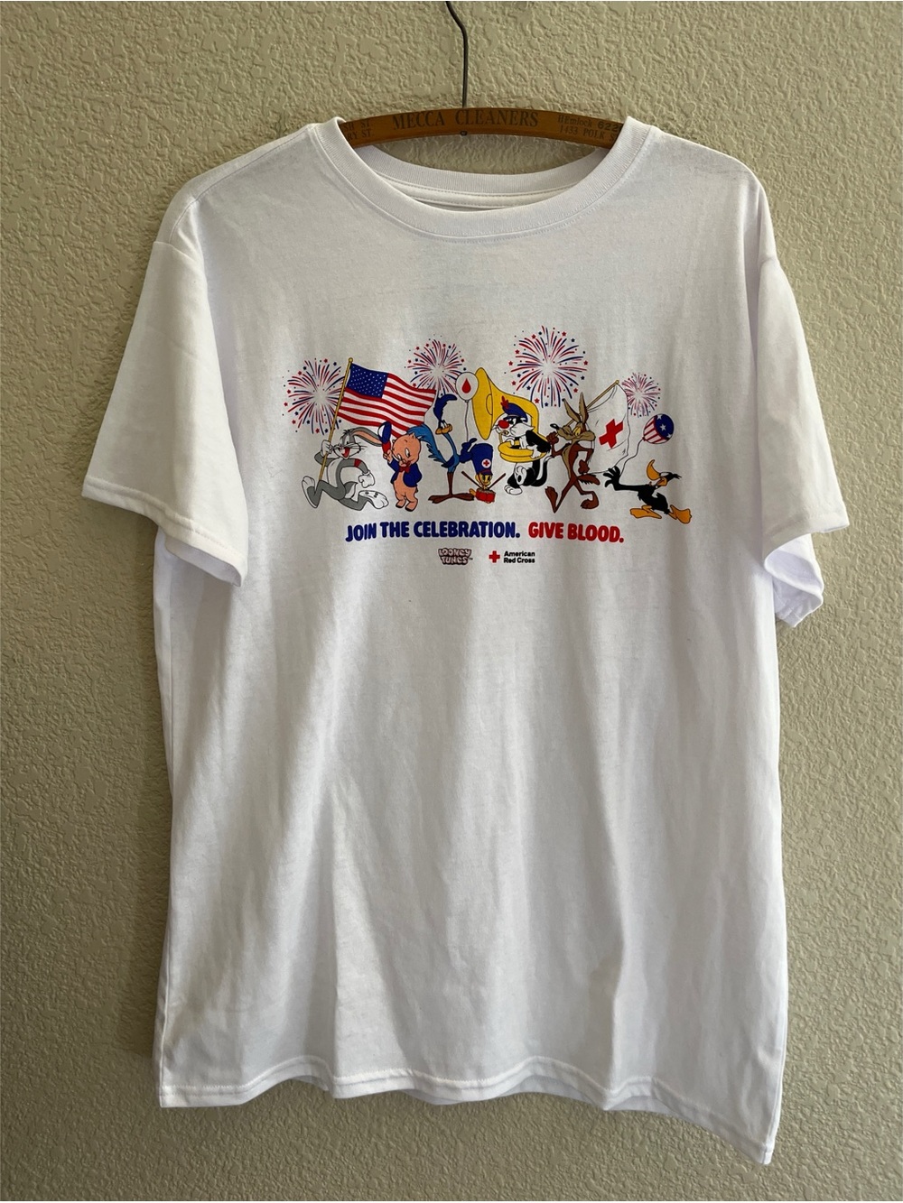 Looney Tunes X The Red Cross Give Blood Tee Men’s Size Medium